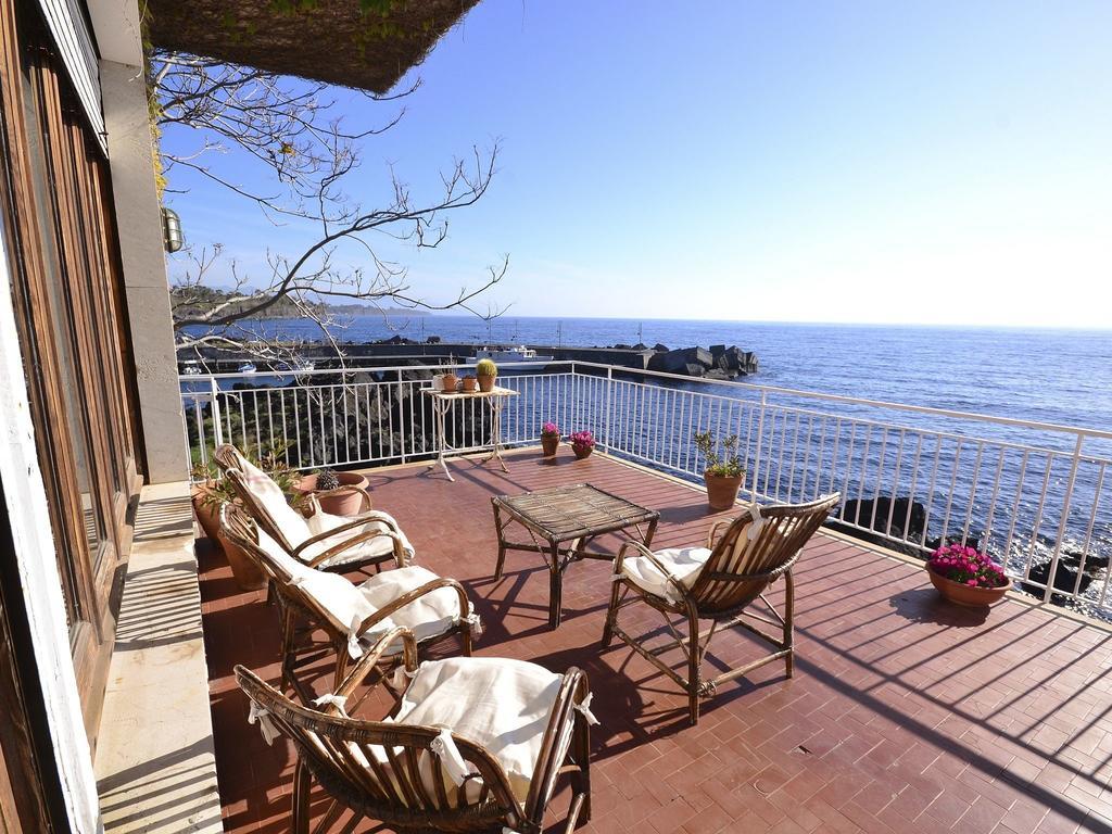 Cozy Holiday Home In Pozzillo With Terrace Ачиреале Экстерьер фото