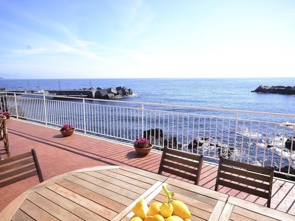 Cozy Holiday Home In Pozzillo With Terrace Ачиреале Экстерьер фото